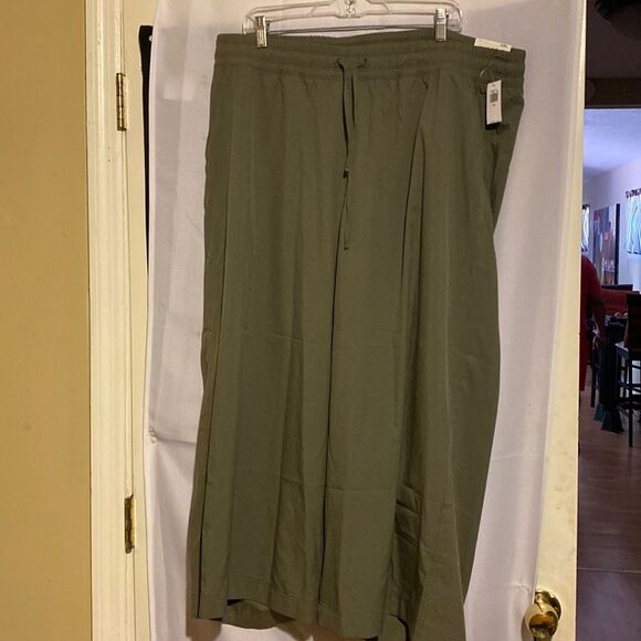 Old Navy Work out Capris - Picture 2 of 6